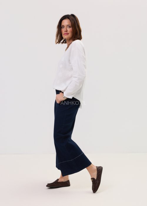 Damskie jeansy Utility w kolorze dark denim, prosty fason z szeroką nogawką i wyraźnymi szwami, w minimalistycznym, miejskim wydaniu.