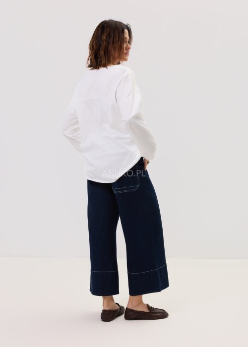 Damskie jeansy Utility w kolorze dark denim, prosty fason z szeroką nogawką i wyraźnymi szwami, w minimalistycznym, miejskim wydaniu.
