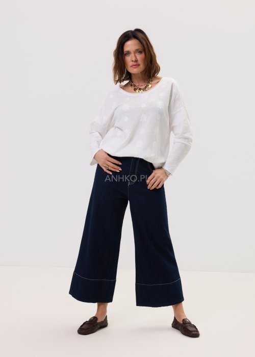 Damskie jeansy Utility w kolorze dark denim, prosty fason z szeroką nogawką i wyraźnymi szwami, w minimalistycznym, miejskim wydaniu.