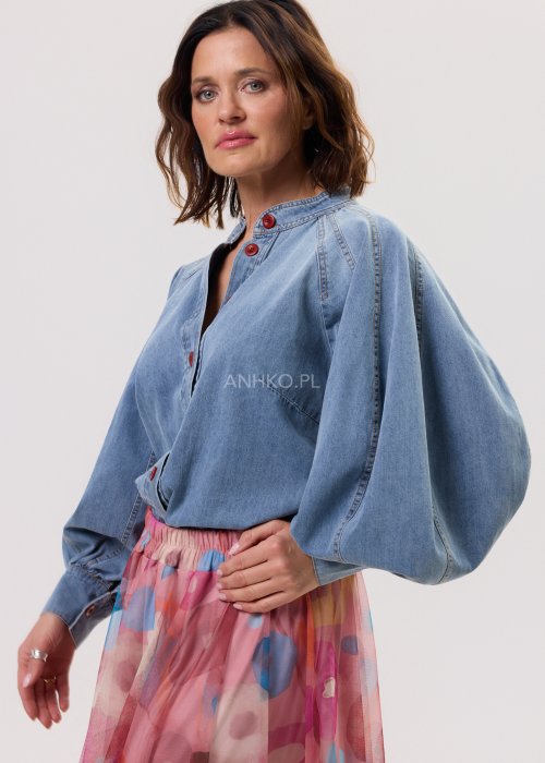 Damska koszula jeansowa Rouge Button z czerwonymi guzikami i efektownymi, bufkami rękawami. Stylowa damska koszula z jasnego denimu.