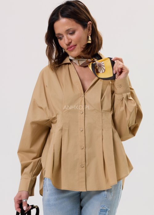 Damska koszula Batwing camel – oversize, rękaw typu nietoperz, kołnierzyk, zapięcie na guziki, wydłużony tył.