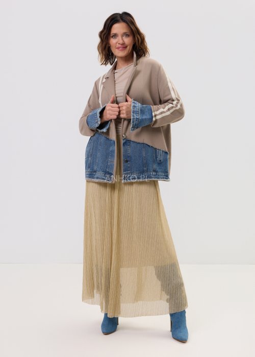 Damska marynarka Stron Denim Taupe – sportowy model z jeansowym dołem i lampasami na rękawach, łączący casual z miejskim stylem.
