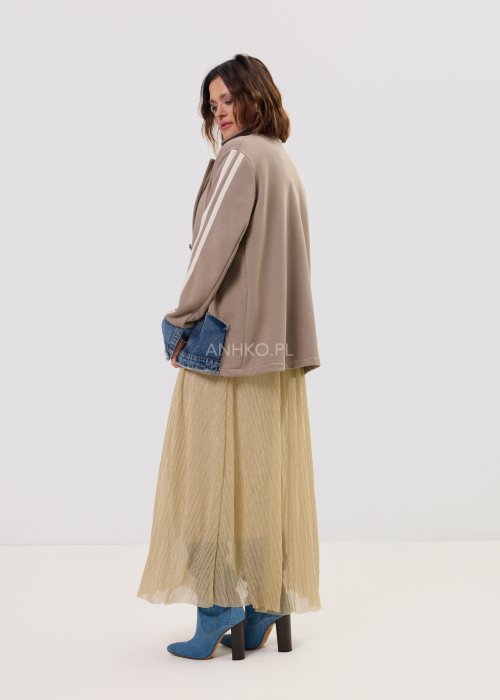 Damska marynarka Stron Denim Taupe – sportowy model z jeansowym dołem i lampasami na rękawach, łączący casual z miejskim stylem.