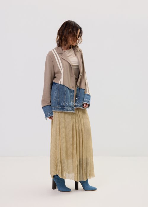 Damska marynarka Stron Denim Taupe – sportowy model z jeansowym dołem i lampasami na rękawach, łączący casual z miejskim stylem.