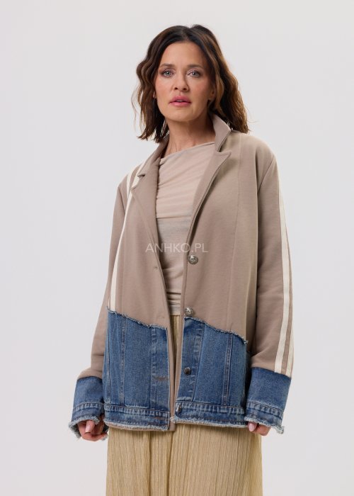 Damska marynarka Stron Denim Taupe – sportowy model z jeansowym dołem i lampasami na rękawach, łączący casual z miejskim stylem.