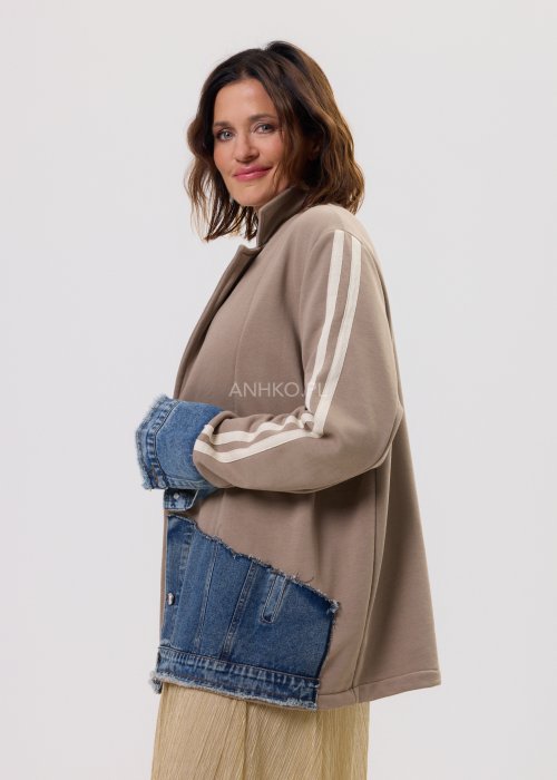 Damska marynarka Stron Denim Taupe – sportowy model z jeansowym dołem i lampasami na rękawach, łączący casual z miejskim stylem.