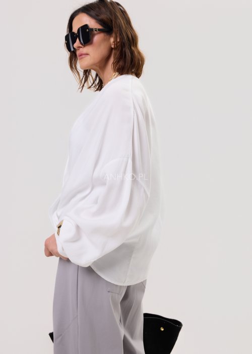 Bluzka Elira Wrap biała – elegancki, kopertowy model z miękko układającym się dekoltem i swobodnym rękawem.