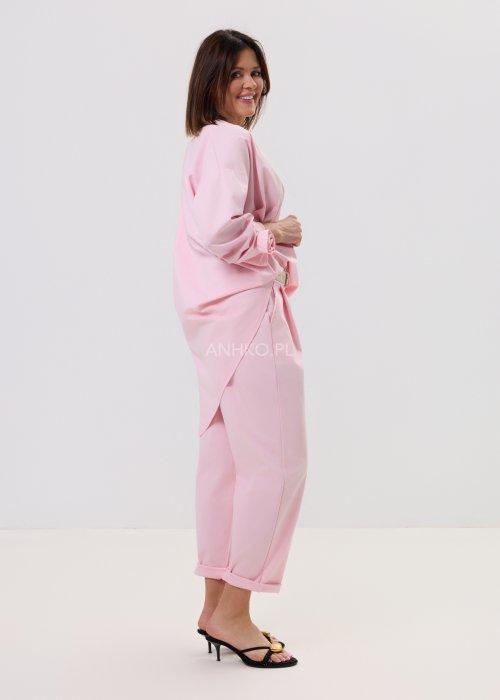 Damska jasnoróżowa bluzka Starola Rose o luźnym, oversize’owym kroju z asymetrycznym dołem i szerokim rękawem, w delikatnej, eleganckiej stylizacji.