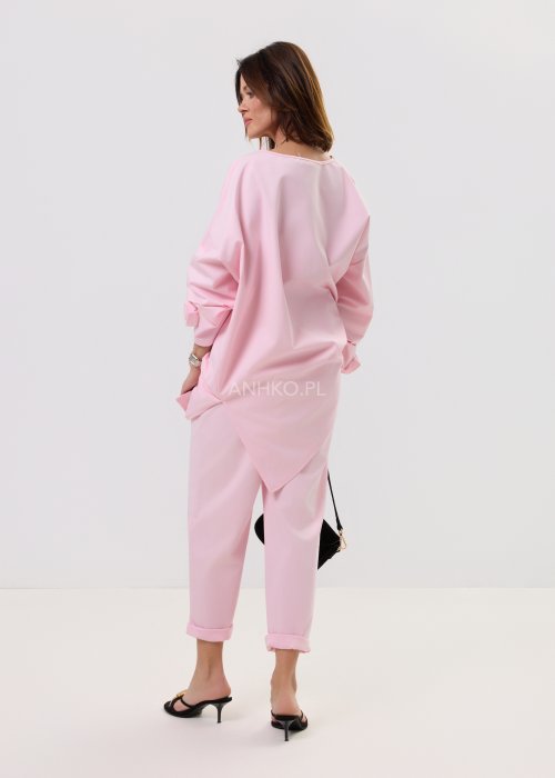 Damska jasnoróżowa bluzka Starola Rose o luźnym, oversize’owym kroju z asymetrycznym dołem i szerokim rękawem, w delikatnej, eleganckiej stylizacji.