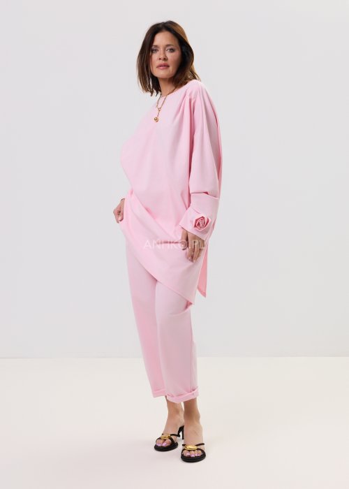 Damska jasnoróżowa bluzka Starola Rose o luźnym, oversize’owym kroju z asymetrycznym dołem i szerokim rękawem, w delikatnej, eleganckiej stylizacji.