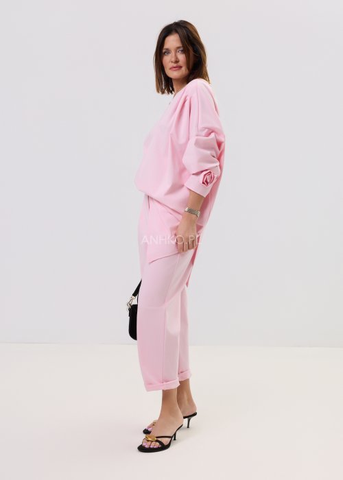 Damska jasnoróżowa bluzka Starola Rose o luźnym, oversize’owym kroju z asymetrycznym dołem i szerokim rękawem, w delikatnej, eleganckiej stylizacji.