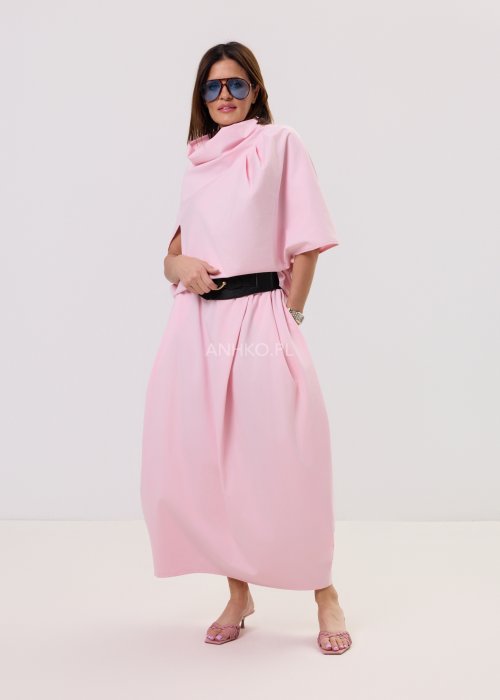Różowa spódnica maxi o luźnym, nowoczesnym kroju z elastyczną gumką w pasie i miękko układającą się tkaniną, prezentowana na modelce w minimalistycznej stylizacji.
