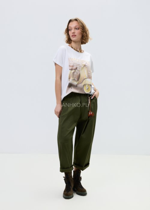 Biały t-shirt damski o luźnym kroju z krótkim rękawem i okrągłym dekoltem. Model ozdobiony dużym nadrukiem z motywem retro skutera.