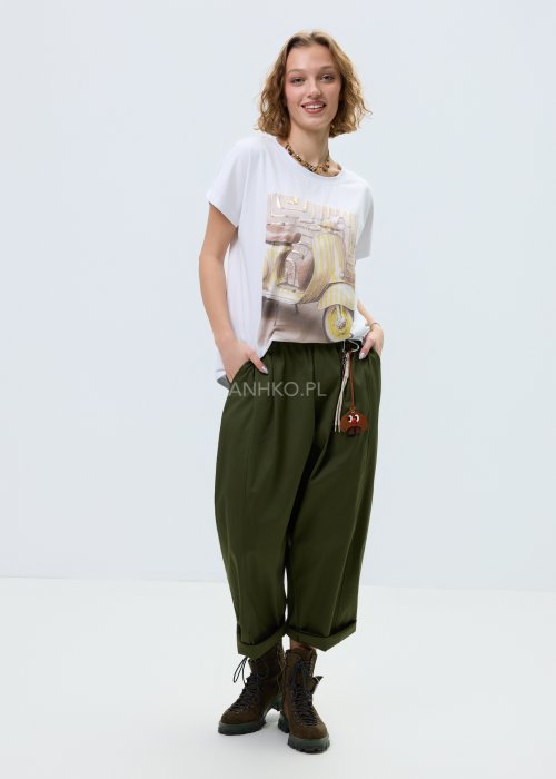 Biały t-shirt damski o luźnym kroju z krótkim rękawem i okrągłym dekoltem. Model ozdobiony dużym nadrukiem z motywem retro skutera.