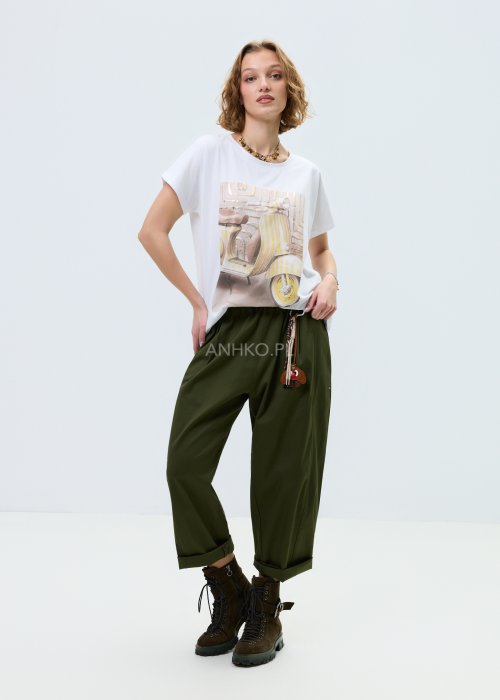 Biały t-shirt damski o luźnym kroju z krótkim rękawem i okrągłym dekoltem. Model ozdobiony dużym nadrukiem z motywem retro skutera.