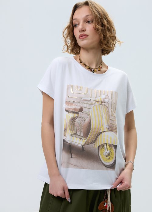 Biały t-shirt damski o luźnym kroju z krótkim rękawem i okrągłym dekoltem. Model ozdobiony dużym nadrukiem z motywem retro skutera.