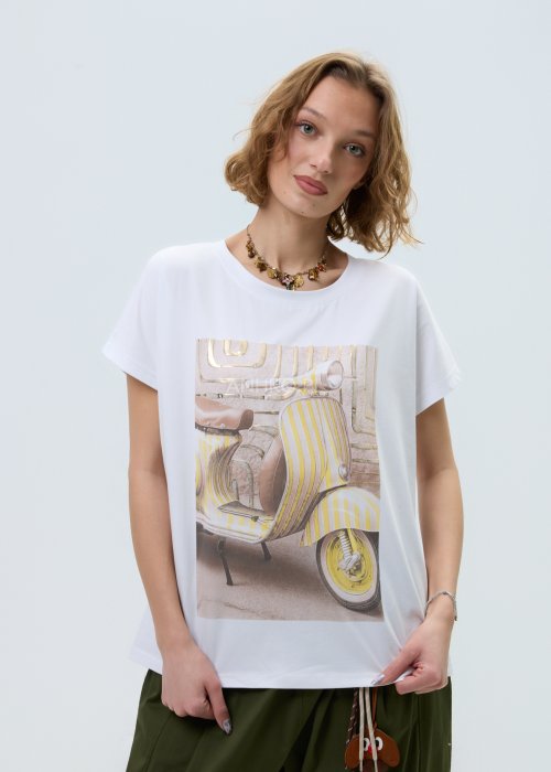 Biały t-shirt damski o luźnym kroju z krótkim rękawem i okrągłym dekoltem. Model ozdobiony dużym nadrukiem z motywem retro skutera.