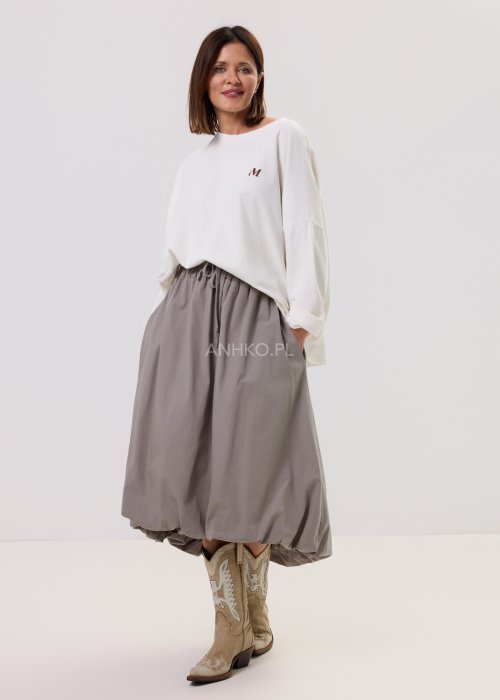 Biała bluzka damska oversize z długim rękawem, dekolt okrągły, minimalistyczny styl casual