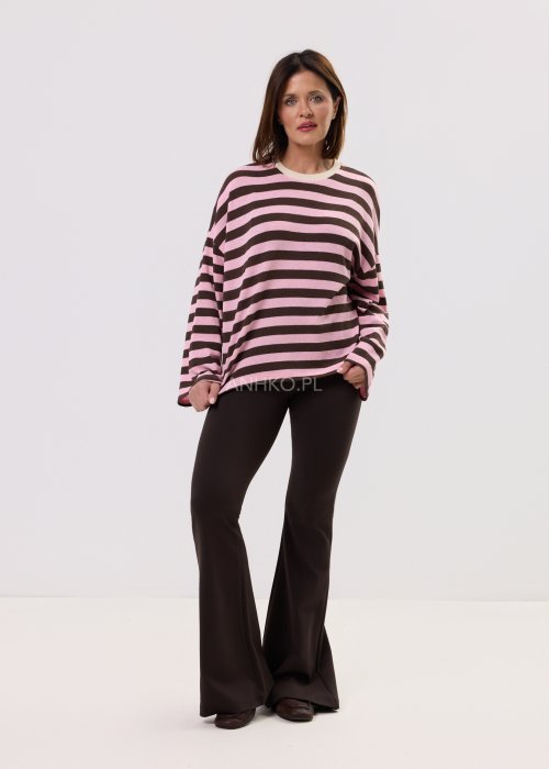 Damski sweter oversize w różowo-brązowe paski z długim rękawem i okrągłym dekoltem – luźny casualowy fason.