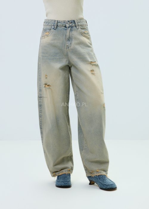 Jasne jeansy damskie o luźnym, szerokim kroju z wysokim stanem i modnymi przetarciami, w casualowym stylu.