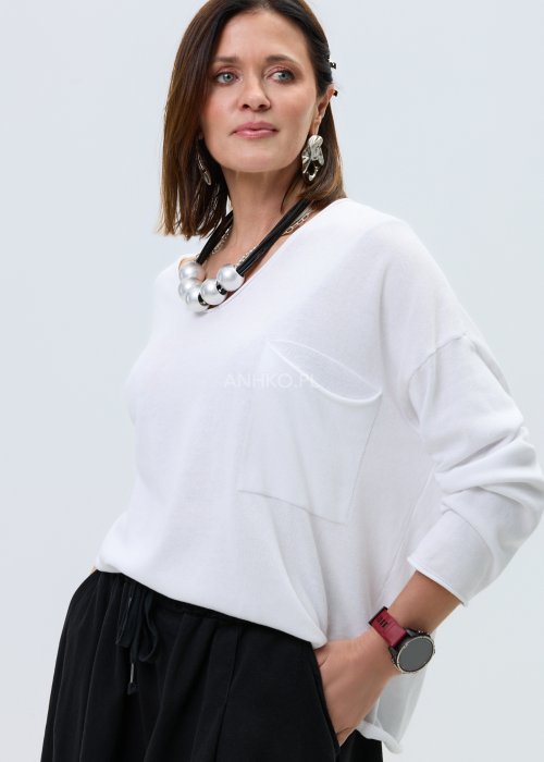 Biały damski sweter z długim rękawem i szerokim dekoltem, minimalistyczny model z naszywaną kieszenią na piersi w nowoczesnej stylizacji.