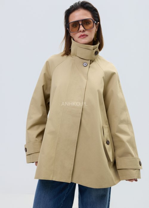 Beżowy damski krótki trencz o luźnym kroju z wysoką stójką i zapięciem na guziki, minimalistyczny model z szerokimi rękawami w eleganckiej stylizacji.