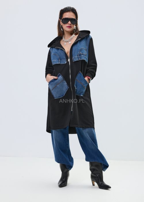 Czarna długa bluza damska z kapturem zapinana na zamek, model z jeansowymi wstawkami i dużymi kieszeniami z denimu w streetwearowej stylizacji.