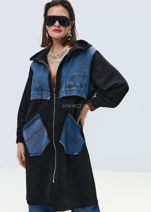 Czarna długa bluza damska z kapturem zapinana na zamek, model z jeansowymi wstawkami i dużymi kieszeniami z denimu w streetwearowej stylizacji.