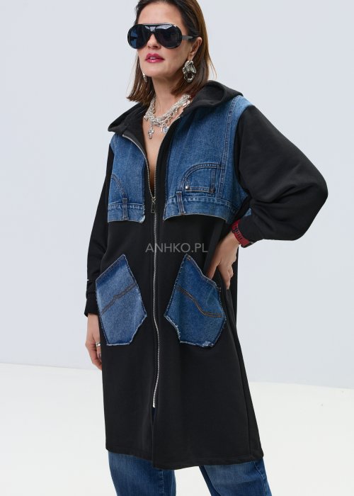Czarna długa bluza damska z kapturem zapinana na zamek, model z jeansowymi wstawkami i dużymi kieszeniami z denimu w streetwearowej stylizacji.