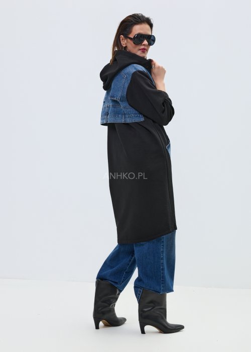 Czarna długa bluza damska z kapturem zapinana na zamek, model z jeansowymi wstawkami i dużymi kieszeniami z denimu w streetwearowej stylizacji.