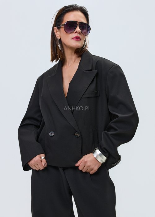 Czarna damska kurtka-marynarka oversize z szerokimi klapami i podwójnym zapięciem na guziki, elegancki model o nowoczesnym kroju w minimalistycznej stylizacji.