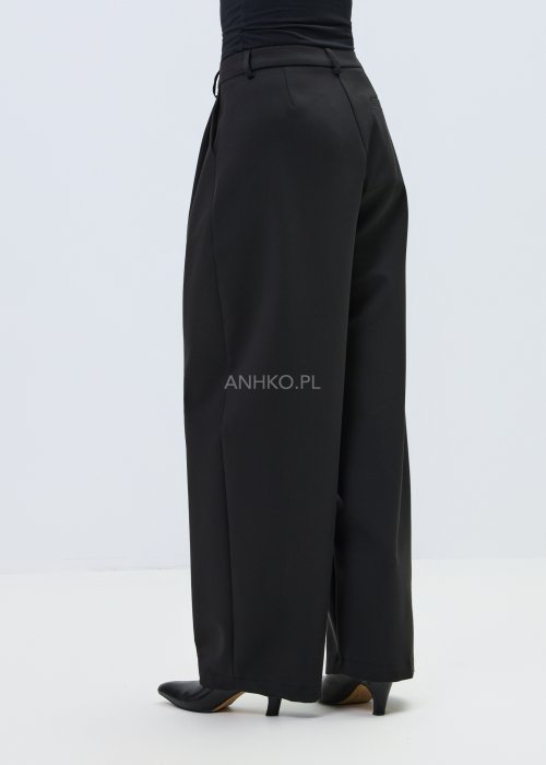 Czarne damskie spodnie garniturowe z szeroką nogawką, elegancki model z wysokim stanem i zakładkami z przodu w minimalistycznej stylizacji.