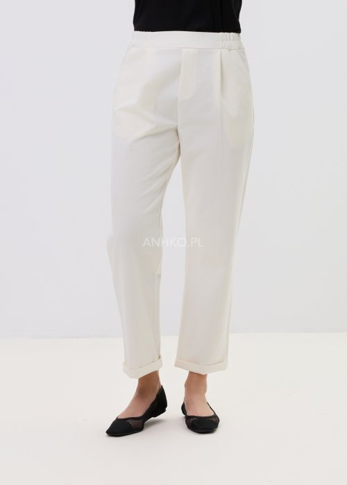 Eleganckie spodnie w kolorze ecru z luźnym krojem i zaszewkami, idealne do stylizacji smart casual.