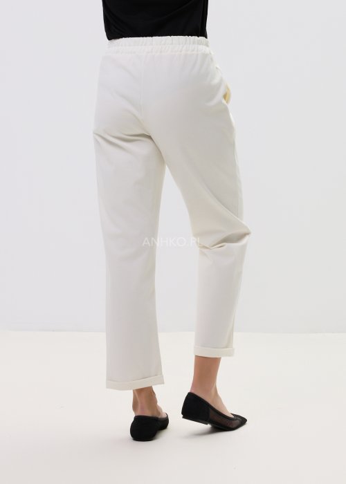 Eleganckie spodnie w kolorze ecru z luźnym krojem i zaszewkami, idealne do stylizacji smart casual.