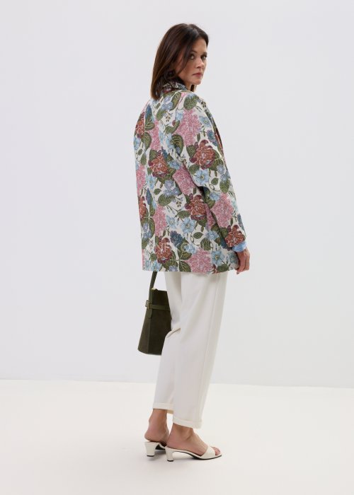 Elegancka marynarka w floral print z długim rękawem i swobodnym krojem, idealna do stylizacji smart casual.