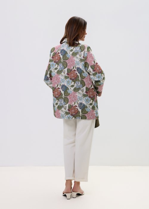 Elegancka marynarka w floral print z długim rękawem i swobodnym krojem, idealna do stylizacji smart casual.