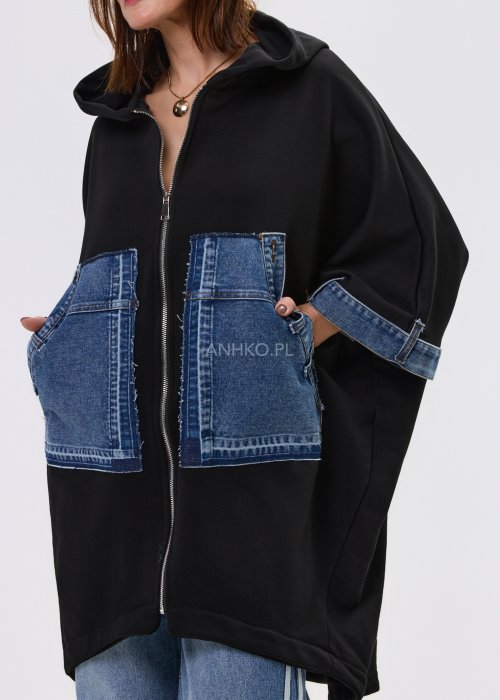 Czarna bluza damska z kapturem i zamkiem, z dużymi kieszeniami z denimu i luźnym fasonem.
