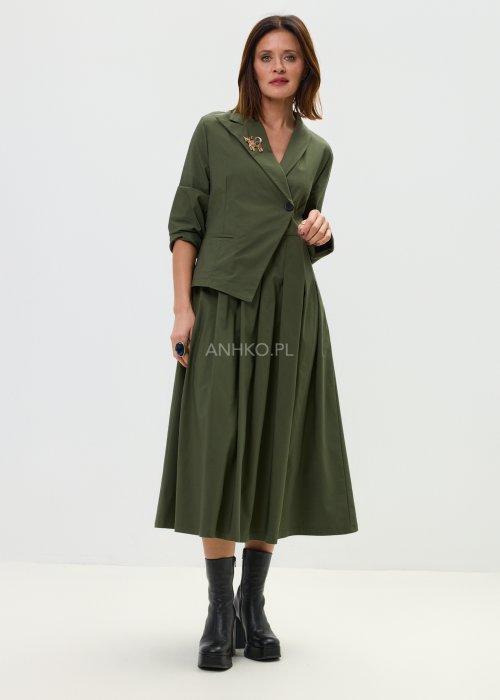Damska sukienka khaki o długości midi z asymetrycznym zapięciem i eleganckim kołnierzem