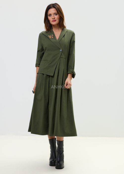 Damska sukienka khaki o długości midi z asymetrycznym zapięciem i eleganckim kołnierzem