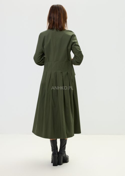Damska sukienka khaki o długości midi z asymetrycznym zapięciem i eleganckim kołnierzem