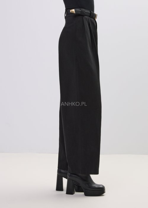 Czarne spodnie damskie z wysokim stanem, zakładkami i paskiem z metalową klamrą. Elegancki model z szeroką nogawką.