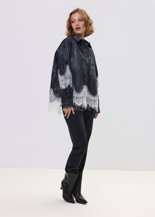 Koszula jeansowa damska oversize czarna z efektem przecierania i koronkowym wykończeniem u dołu, elegancki model z długim rękawem do stylizacji casualowych.