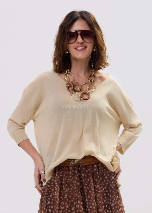 Sweter damski beżowy lekki z dekoltem w serek, luźny fason z cienkiej dzianiny w eleganckiej stylizacji casual.