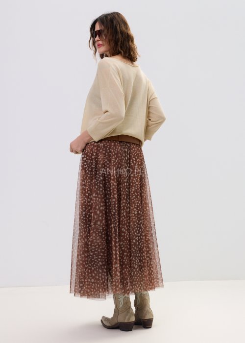 Sweter damski beżowy lekki z dekoltem w serek, luźny fason z cienkiej dzianiny w eleganckiej stylizacji casual.