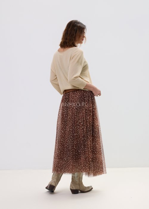 Sweter damski beżowy lekki z dekoltem w serek, luźny fason z cienkiej dzianiny w eleganckiej stylizacji casual.