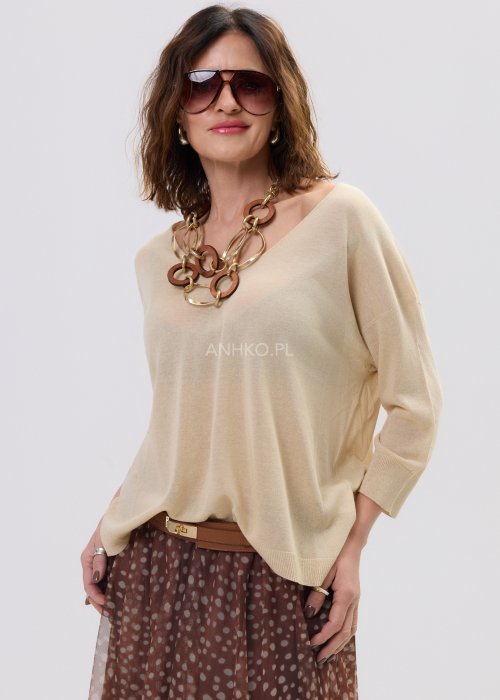 Sweter damski beżowy lekki z dekoltem w serek, luźny fason z cienkiej dzianiny w eleganckiej stylizacji casual.