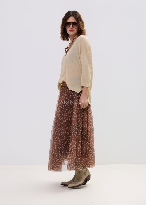 Sweter damski beżowy lekki z dekoltem w serek, luźny fason z cienkiej dzianiny w eleganckiej stylizacji casual.
