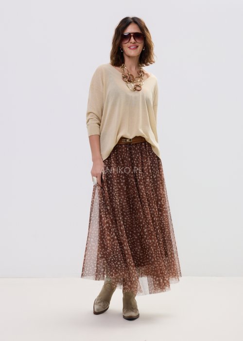 Sweter damski beżowy lekki z dekoltem w serek, luźny fason z cienkiej dzianiny w eleganckiej stylizacji casual.