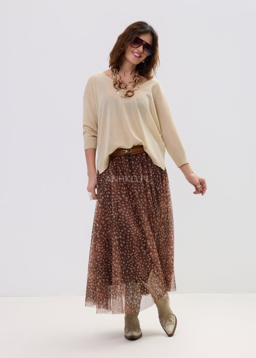 Sweter damski beżowy lekki z dekoltem w serek, luźny fason z cienkiej dzianiny w eleganckiej stylizacji casual.