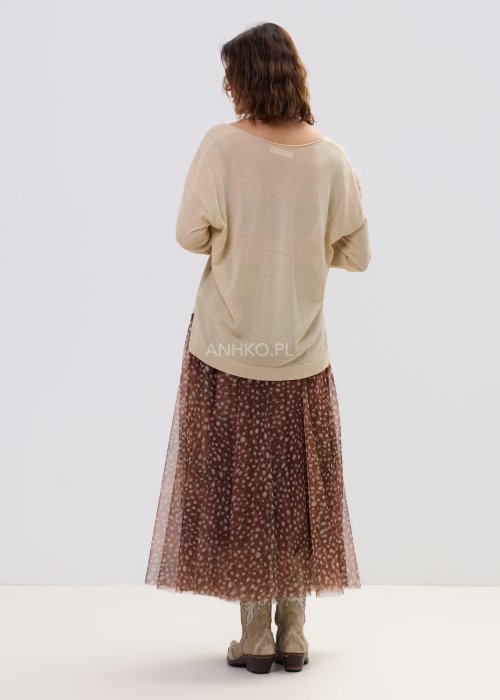 Sweter damski beżowy lekki z dekoltem w serek, luźny fason z cienkiej dzianiny w eleganckiej stylizacji casual.